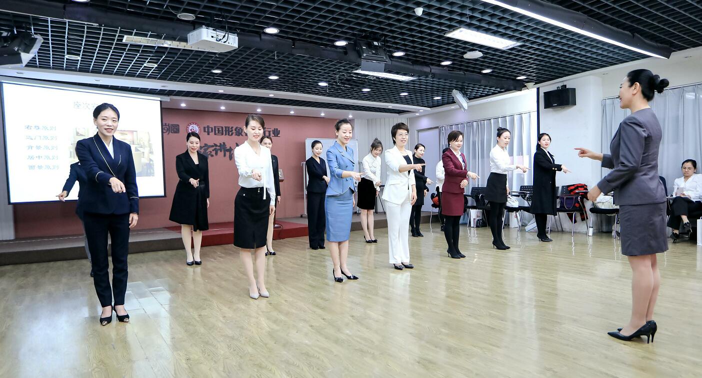 礼仪培训师全国最专业的课程指南 如何选择与优质礼仪服务